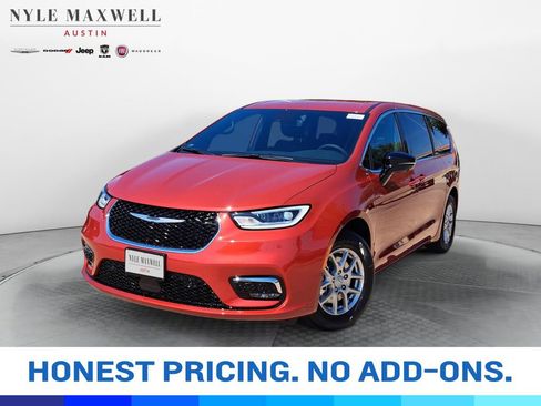 New 2026 Chrysler Pacifica Select image 1