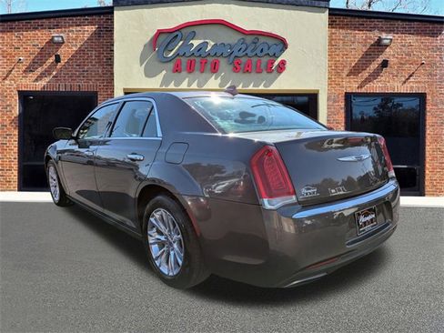Used 2017 Chrysler 300 C image 4