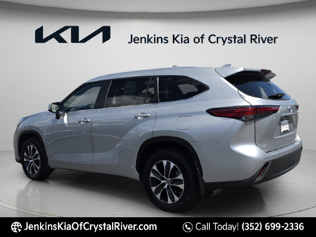 Used 2023 Toyota Highlander XLE AWD/4WD image 11