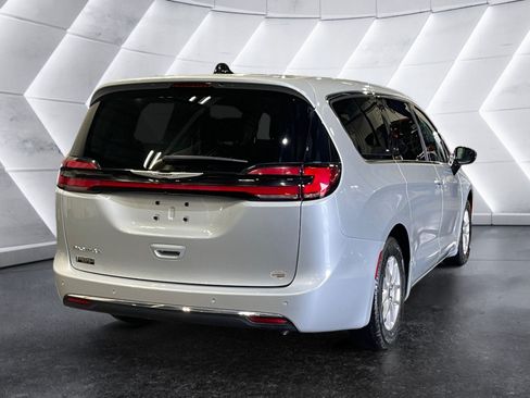 Used 2024 Chrysler Pacifica Touring-L FWD image 6
