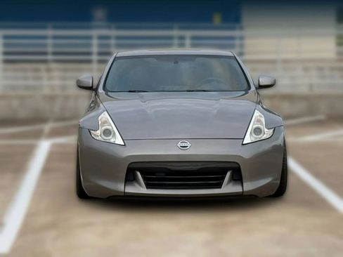 Used 2009 Nissan 370Z Touring RWD image 2