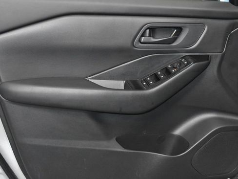 Used 2025 Nissan Rogue S image 4