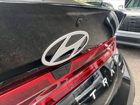 Certified 2025 Hyundai Elantra Limited FWD image 31