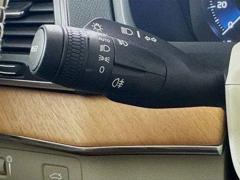 Used 2021 Volvo XC90 T6 Momentum image 12