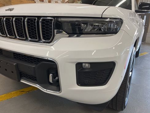 Used 2022 Jeep Grand Cherokee Overland w/ Luxury Tech Group IV AWD/4WD image 9