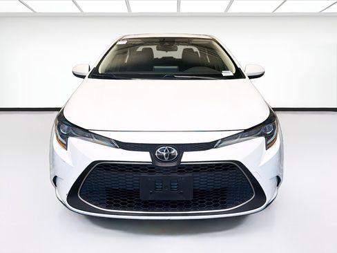 Used 2022 Toyota Corolla XLE FWD image 2