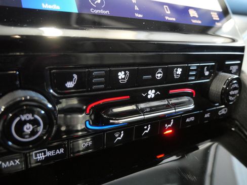 Used 2023 Jeep Grand Cherokee Limited w/ Luxury Tech Group II image 30