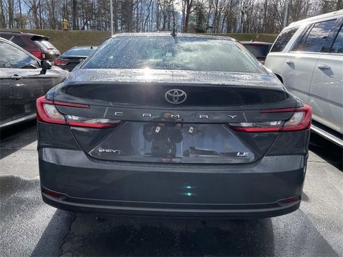 Used 2025 Toyota Camry SE image 3