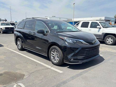 Used 2026 Toyota Sienna XLE image 2