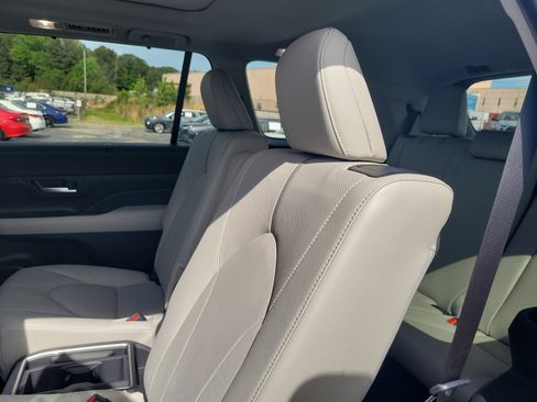 Used 2026 Toyota Grand Highlander LE image 11