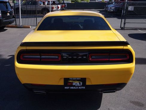 Used 2017 Dodge Challenger SXT image 7