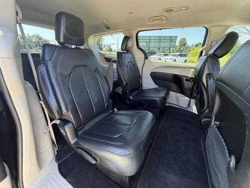 Used 2018 Chrysler Pacifica Touring-L w/ Tire & Wheel Group FWD image 16