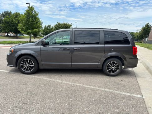 Used 2018 Dodge Grand Caravan SXT w/ Blacktop Package FWD image 4