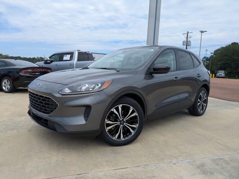Used 2022 Ford Escape SE w/ SE Sport Appearance Package image 4