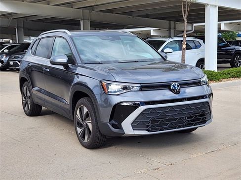 New 2025 Volkswagen Taos SE image 1