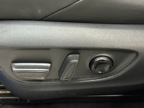 Used 2023 Toyota Venza Limited image 26