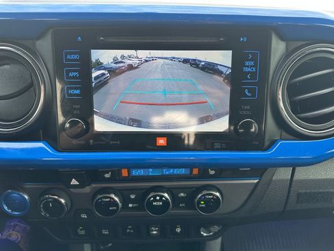 Used 2017 Toyota Tacoma TRD Off-Road image 16