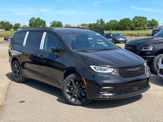New 2026 Chrysler Pacifica Select AWD/4WD image 2