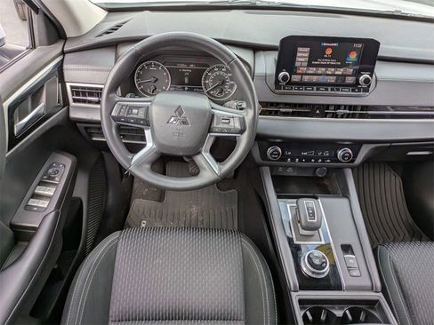 Used 2022 Mitsubishi Outlander ES image 16