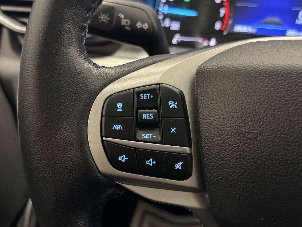 Used 2022 Ford Explorer XLT w/ XLT Sport Appearance Package AWD/4WD image 31