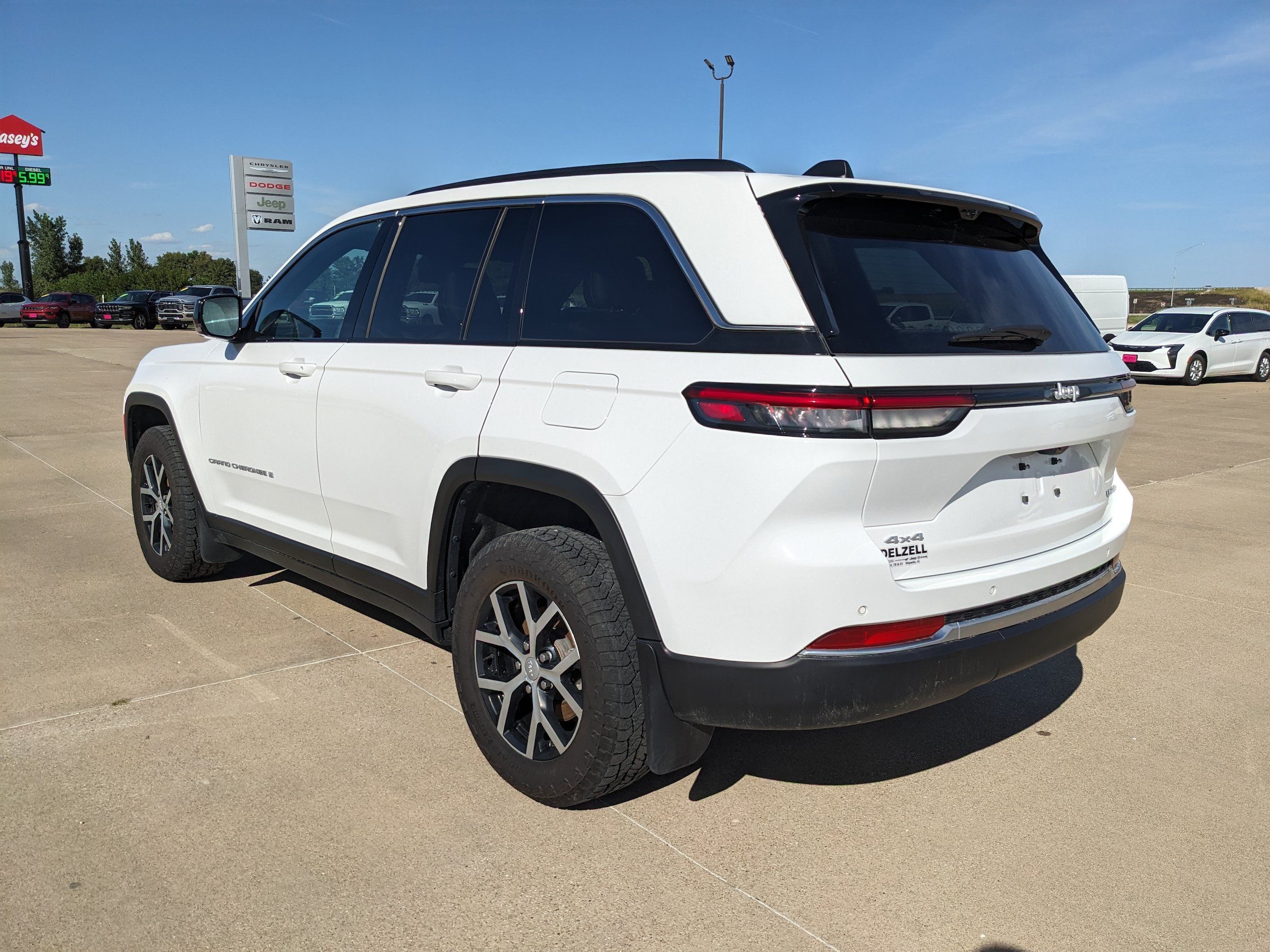 Used 2024 Jeep Grand Cherokee Limited w/ Luxury Tech Group II AWD/4WD image 6