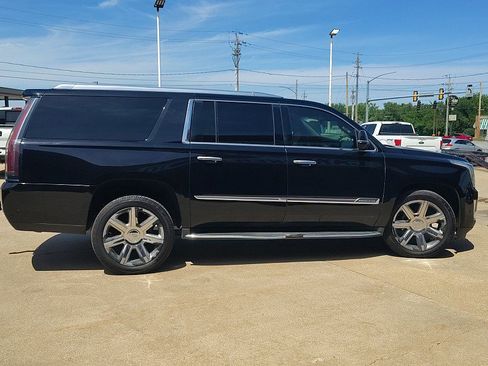 Used 2017 Cadillac Escalade ESV Luxury AWD/4WD image 13