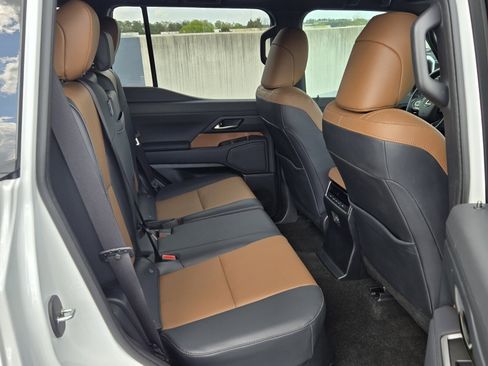 Certified 2025 Lexus GX 550 w/ Accessory Package (2T) image 11