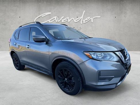 Used 2017 Nissan Rogue SV image 2