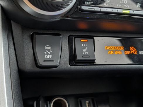 Used 2022 Toyota RAV4 XLE w/ Convenience Package image 25