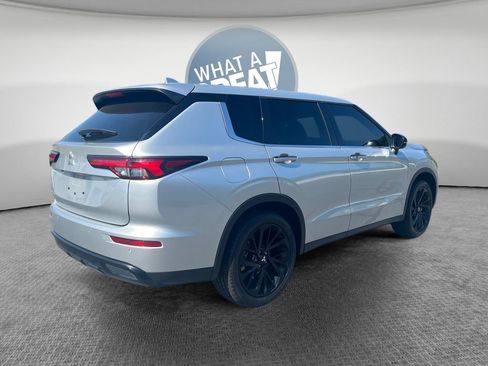 Used 2022 Mitsubishi Outlander SE FWD image 3