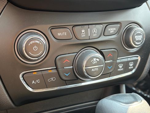 Used 2019 Jeep Cherokee Trailhawk AWD/4WD image 24