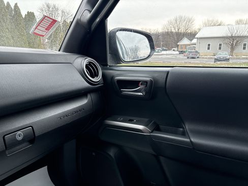 Used 2017 Toyota Tacoma TRD Off-Road image 22