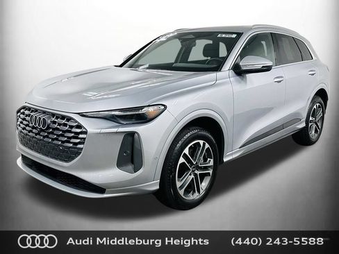Certified 2025 Audi Q5 Premium AWD/4WD image 3