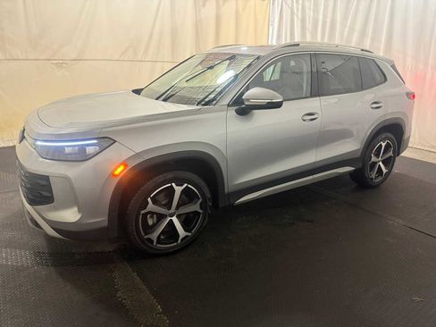 Certified 2025 Volkswagen Tiguan SE w/ Panoramic Sunroof Package image 2