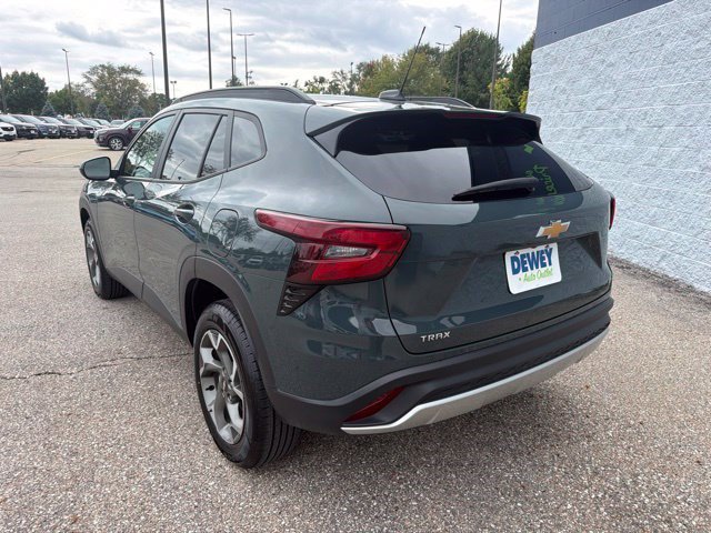 Used 2025 Chevrolet Trax LT FWD image 3