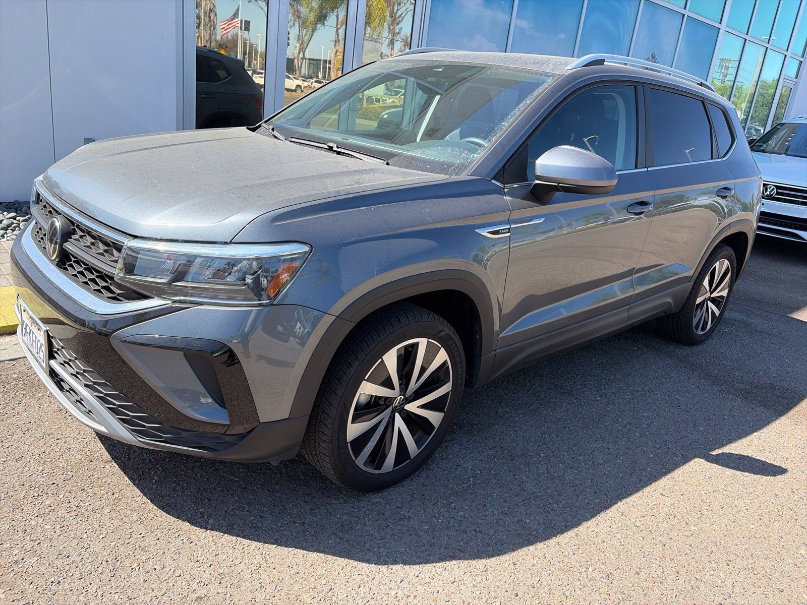 Used 2023 Volkswagen Taos SE w/ Panoramic Sunroof Package FWD image 3