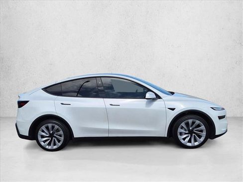 Used 2026 Tesla Model Y AWD image 4