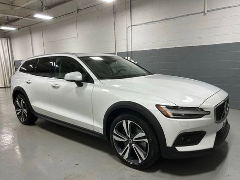 Used 2025 Volvo V60 B5 Cross Country Plus w/ Protection Package Premier AWD/4WD image 4