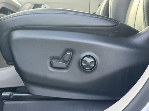 Used 2024 Chrysler Pacifica Touring-L image 19