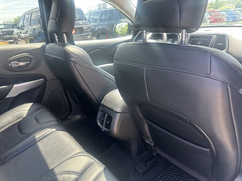 Used 2022 Jeep Cherokee Latitude w/ Sun & Sound Group AWD/4WD image 28