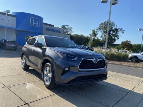 Used 2023 Toyota Highlander LE FWD image 2