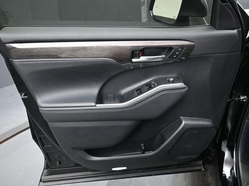 Certified 2025 Toyota Highlander Platinum image 11
