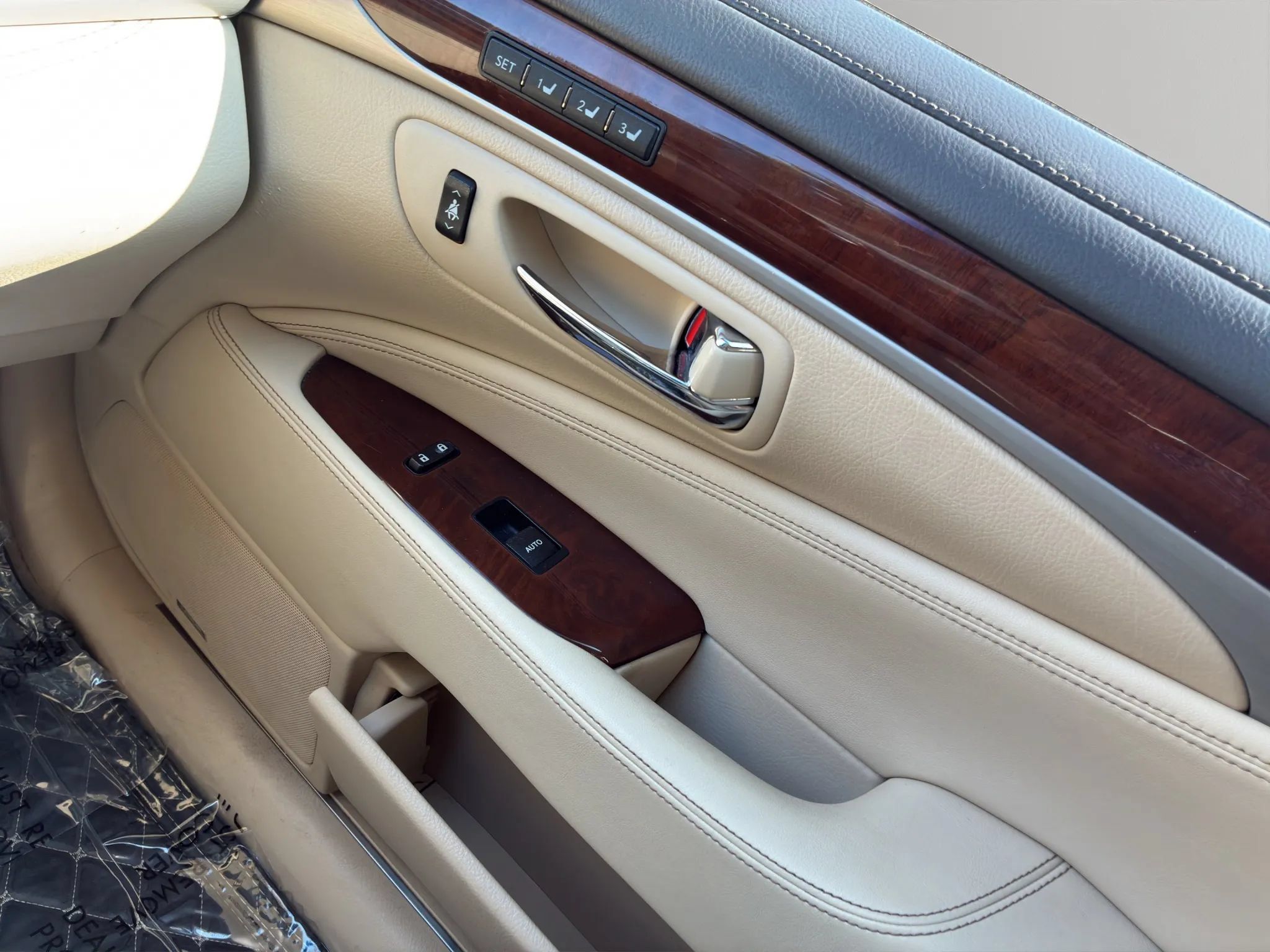 Used 2013 Lexus LS 460 AWD w/ Comfort Pkg image 19