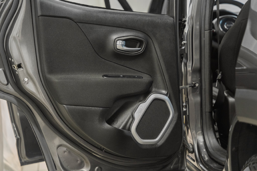 Certified 2018 Jeep Renegade Latitude AWD/4WD image 33