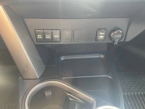 Used 2016 Toyota RAV4 XLE AWD/4WD image 25