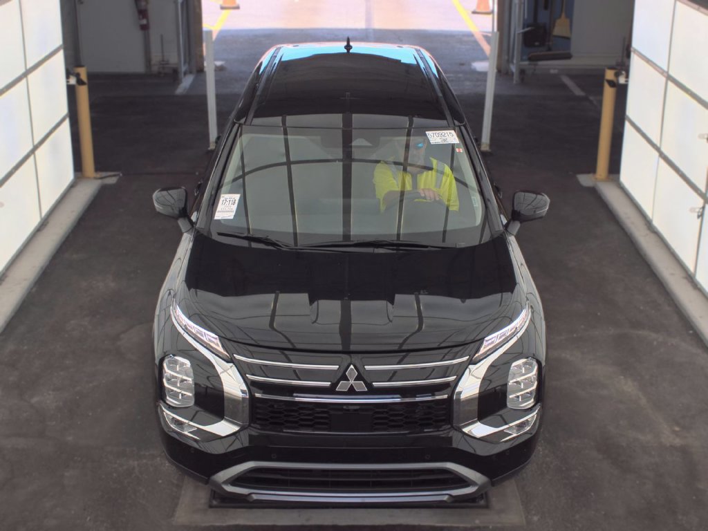 Used 2025 Mitsubishi Outlander SE AWD/4WD image 2