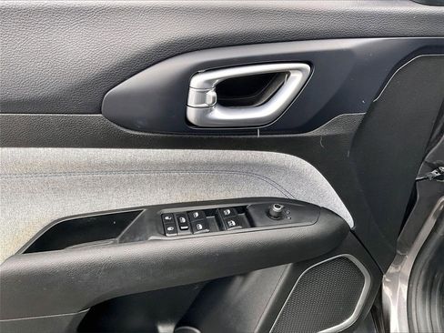 Used 2023 Jeep Compass Latitude image 36