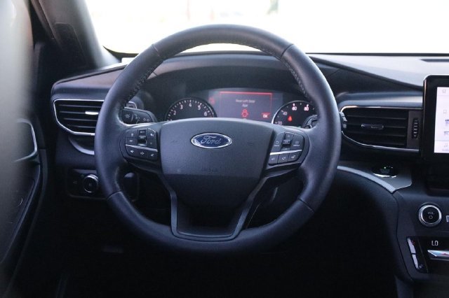 Used 2020 Ford Explorer XLT w/ Equipment Group 202A AWD/4WD image 26