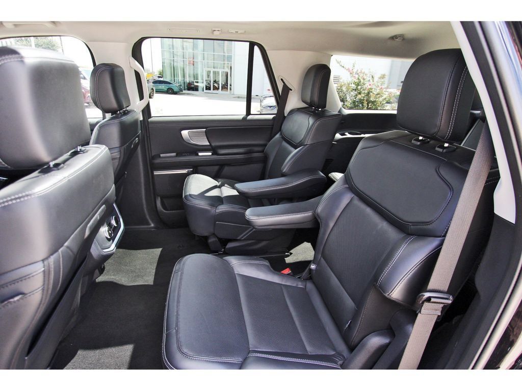 Used 2025 Ford Expedition Platinum AWD/4WD image 14