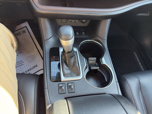 Used 2019 Toyota Highlander XLE image 19